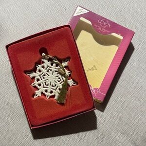 2009 Lenox Snowflake Fantasy Ornament with Gold Tassel